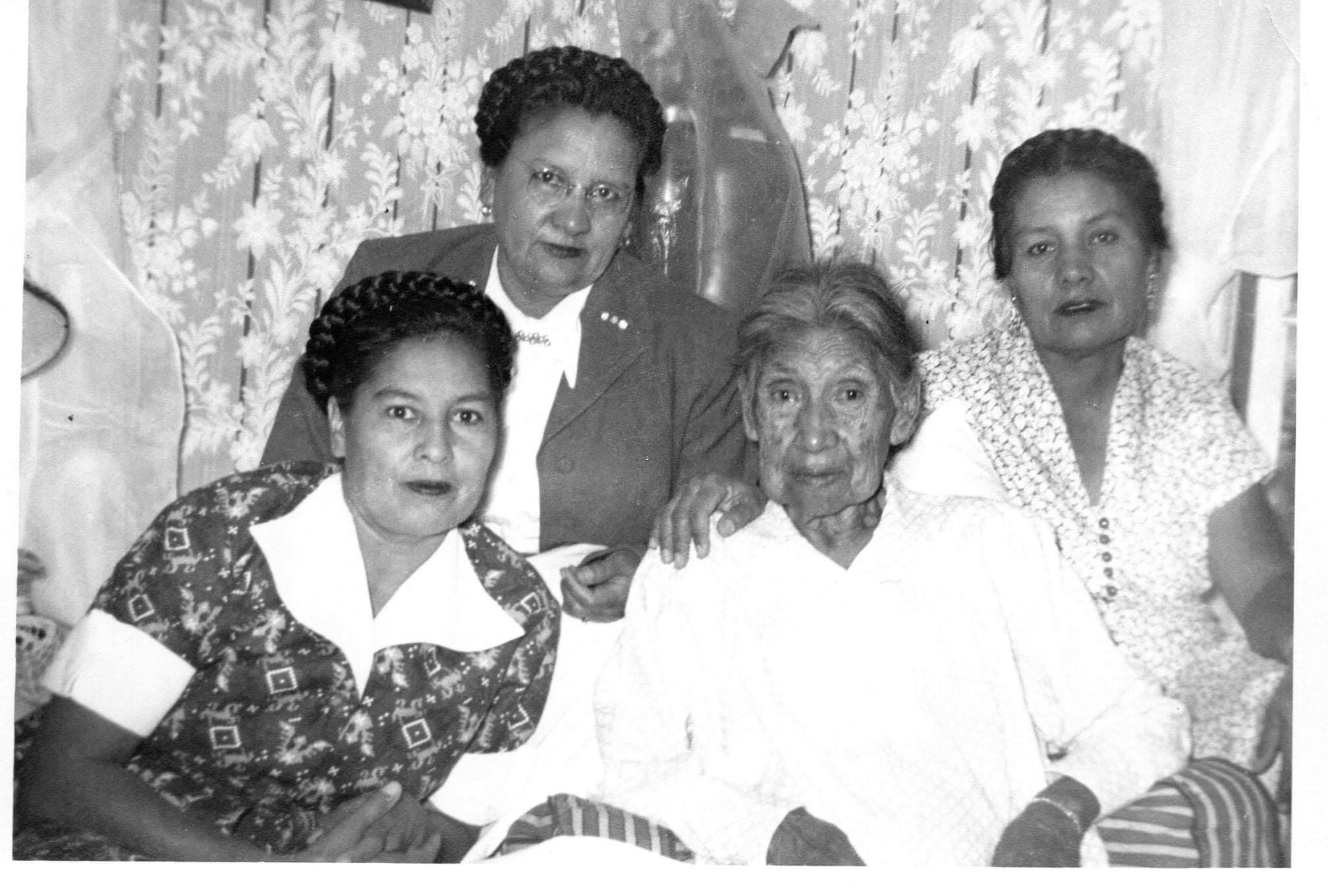 Mary Hawkins Hampton family photo — aunts Ella, Hattie, Jo and Grandma Mary Hawkins